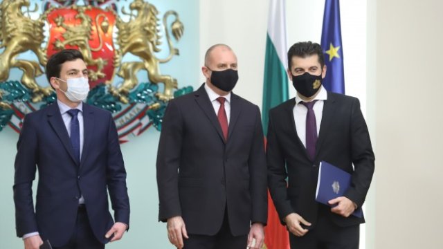 <p>
	Никола Минчев, Румен Радев, Кирил Петков. <em>Снимка: БГНЕС/БОБИ ТОШЕВ&nbsp;</em></p>
