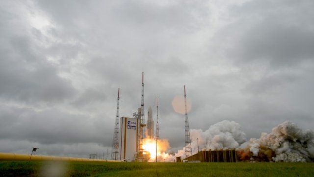 <p>
	С полет на Ariane 5 от Френска Гвиана ESA изстреля сателити за своята система Galileo. <em>Снимка: ESA&nbsp;</em></p>
