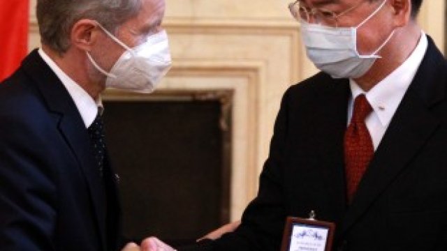 <p>
	Тайванският външен министър Джоузеф Ву получава Сребърния медал на президента от председателя на чешкия Сенат Милош Вистърчил при посещението си в Прага.&nbsp;<em>Снимка: EPA/БГНЕС</em></p>
