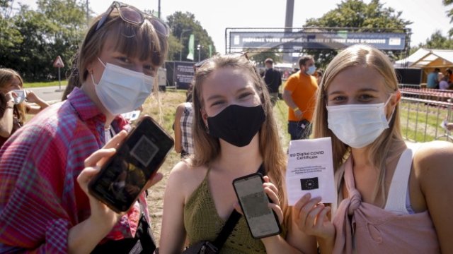<p>
	<em>Посетители на фестивал в Белгия показват своите Covid сертификати. Снимка: БГНЕС/EPA/OLIVIER HOSLET&nbsp;</em></p>
