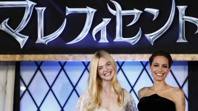 <p>
	Ел Фанинг и Анджелина&nbsp;Джоли на премиерата на &bdquo;Господарка на злото&ldquo;. <em>Снимка: Ройтерс</em></p>
