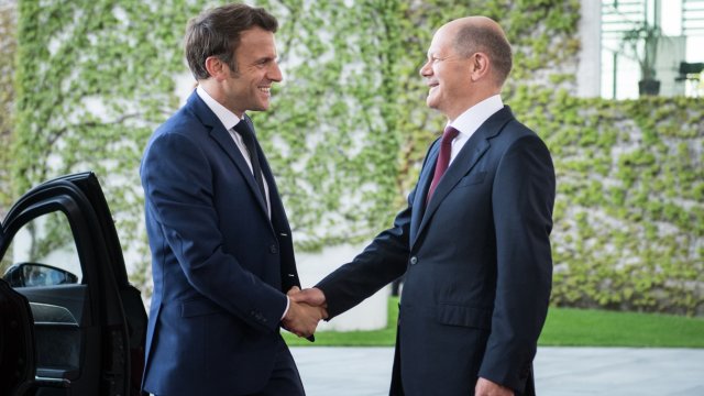 Френският президент Еманюел Макрон (вляво) и германският канцлер Олаф Шолц (вдясно). Снимка: Bloomberg L.P.
