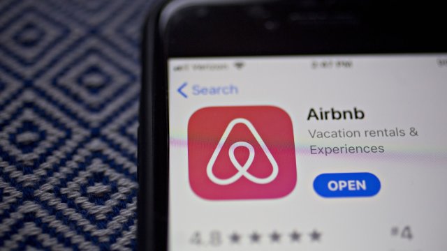 За разлика от други технологични компании Airbnb няма намерения да съкращава служители, а по-скоро очаква да наеме нови. Снимка: Andrew Harrer/Bloomberg