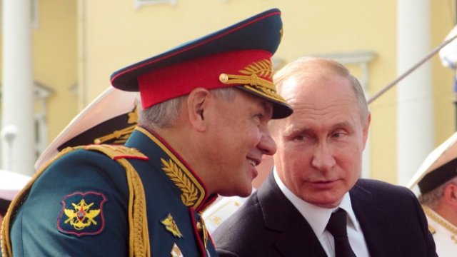 <p>
	<em>Сергей Шойгу (вляво) и Владимир Путин. Снимка: Ройтерс</em></p>
