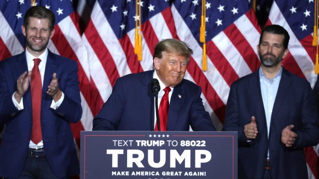 Доналд Тръмп и синовете му Ерик (вляво) и Доналд-младши (вдясно). Снимка: Bloomberg LP