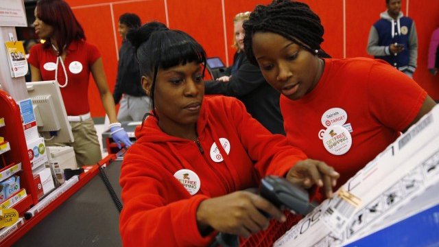 <p>
	Служители на веригата Target в Чикаго, щата Илинойс. <em>Снимка: Ройтерс</em></p>
