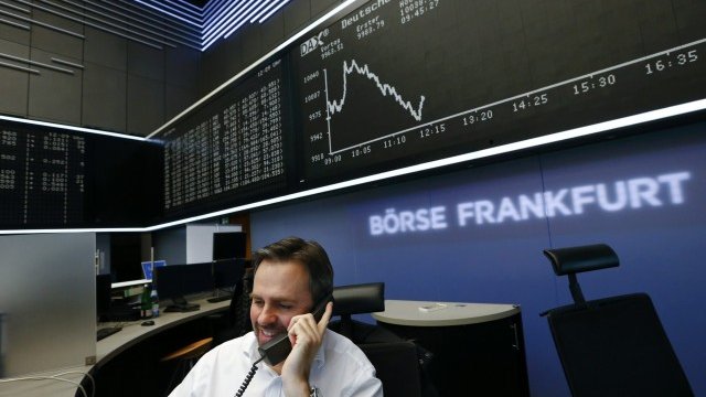 <p>
	Германският DAX не успя да мине границата от 10 000 пункта. <em>Снимка: Ройтерс</em></p>
