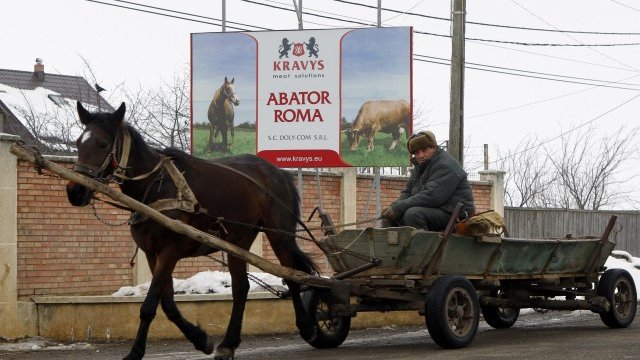 <p>
	Село в централна Румъния. <em>Снимка: Ройтерс</em></p>
