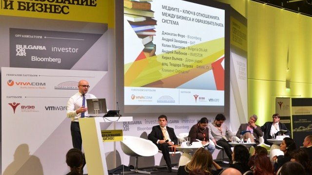 <p style="text-align: justify;">
	Джонатан Феро от Bloomberg задаваше въпросите към лекторите в четвъртия панел. <em>Снимка: Investor.bg</em></p>
