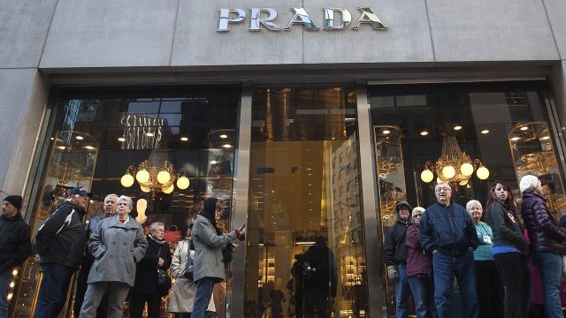 <p>
	Магазинът на Prada на&nbsp;Пето авеню в Ню Йорк.<em> Снимка: Ройтерс</em></p>

