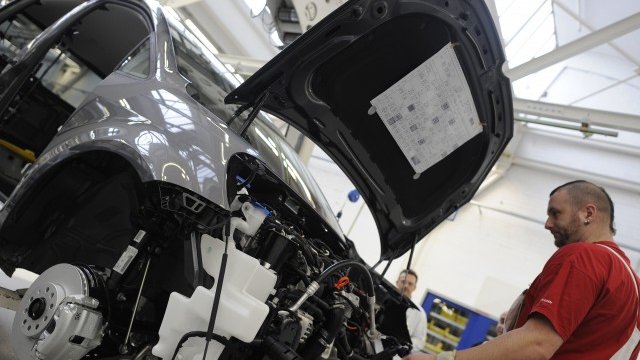 <p>
	Около 1 млрд. евро е вложил досега в Русия VW. <em>Снимка: Ройтерс</em></p>
