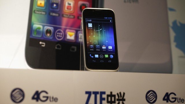 <p>
	ZTE е специализирана в производството на евтини устройства. <em>Снимка: Ройтерс</em></p>
