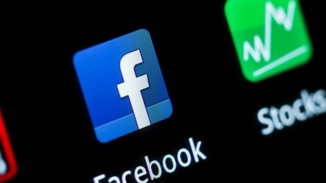 <p>
	От публичното си предлагане насам акциите на Facebook загубиха половината от стойността си. <em>Снимка: Ройтерс</em></p>
