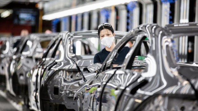 <p>
	Завод на концерна в Унгария. Снимка: Akos Stiller/Bloomberg</p>
