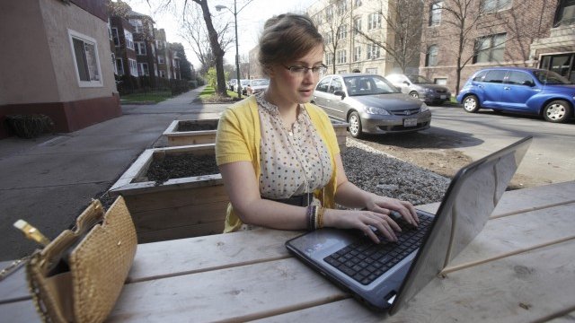 <p>
	Прочутата платформа Coursera предлага около 560 курса. <em>Снимка: архив Ройтерс</em></p>
