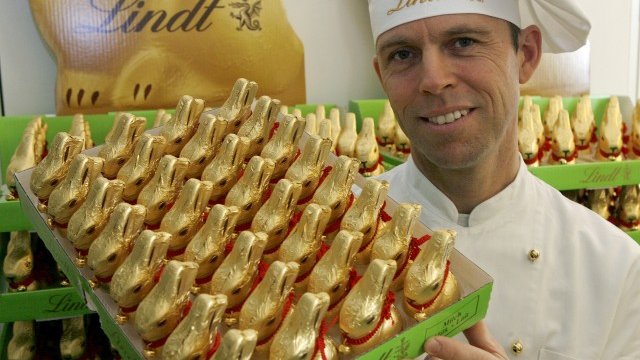 <p>
	Спирачка за Lindt през текущата година може да са по-високите цени на стоки като какаото, маслото, млякото и захарта. <em>Снимка: Ройтерс</em></p>
