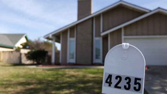 <p>
	По-младите американци трудно се справят с изплащането на студентските си дългове на фона на нарастващите наеми, покачващите се цени на жилищата и ограничените запаси от имоти, подходящи за купувачи на първи дом. <em>Снимка: архив, Ройтерс</em></p>
