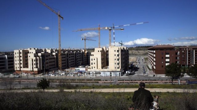 <p>
	Мащабно строителство в едно от новите предградия на Мадрид. <em>Снимка: архив, Ройтерс</em></p>
