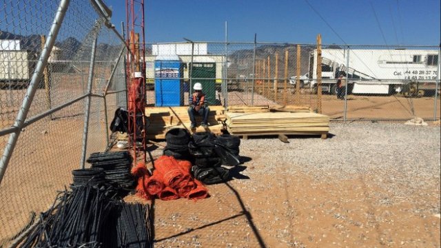 <p>
	Работници на строителна площадка в покрайнините на Сан Луис Потоси в Мексико. Тук трябваше да бъде издигнат завод на Ford Motor, но компанията се отказа от проекта.&nbsp;<em>Снимка: Ройтерс</em></p>
