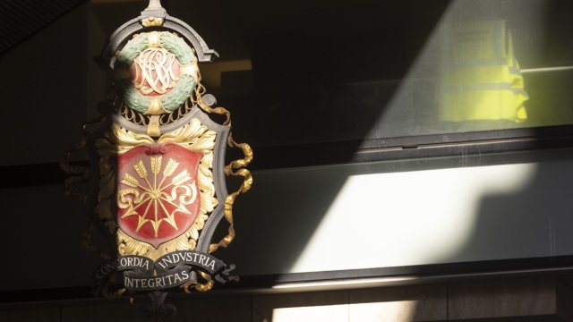 Семейният герб на офиса на Rothschild &amp; Co. в Лондон. Снимка: Jason Alden/Bloombereg