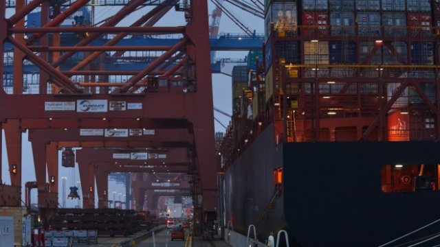 <p>
	Пристанището в Хамбург. <em>Снимка:&nbsp;Dominik Reipka/Bloomberg</em></p>
