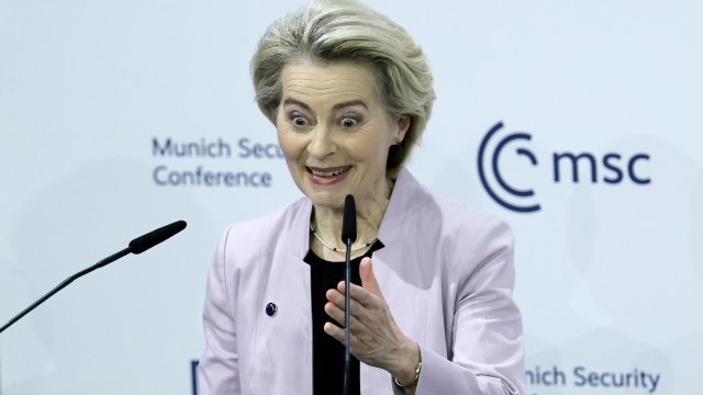 Председателят на ЕК Урсула фон дер Лайен по време на изказването ѝ на Мюнхенската конференция по сигурността. Снимка: EPA/RONALD WITTEK