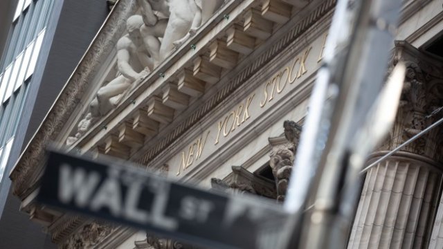 <p>
	Сградата на борсата на Wall Street. <em>Снимка: Bloomberg LP</em></p>
