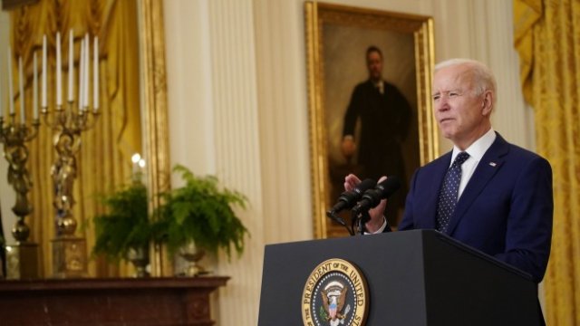 <p>
	Американският президент Джо Байдън говори в източната стая на Белия дом във Вашингтон, САЩ, в четвъртък, 15 април 2021 г. Администрацията на Байдън наложи множество нови санкции срещу Русия. <em>Снимка: Bloomberg LP</em></p>
