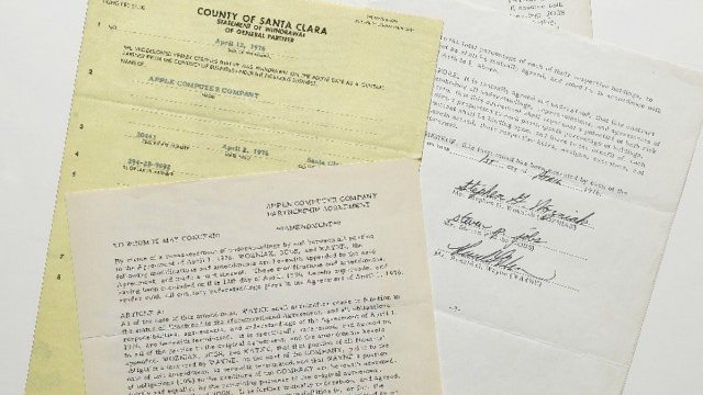 <p>
	Договорът, с който е основан днешният технологичен гигант Apple. <em>Снимка:&nbsp;Sotheby&#39;s</em></p>
