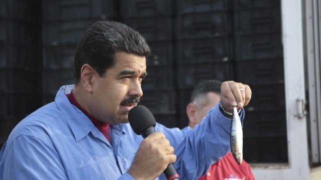 <p>
	Венецуелският президент Николас Мадуро по време на отбелязването на Празника на рибаря в понеделник, 14 март. <em>Снимка: Ройтерс</em></p>
