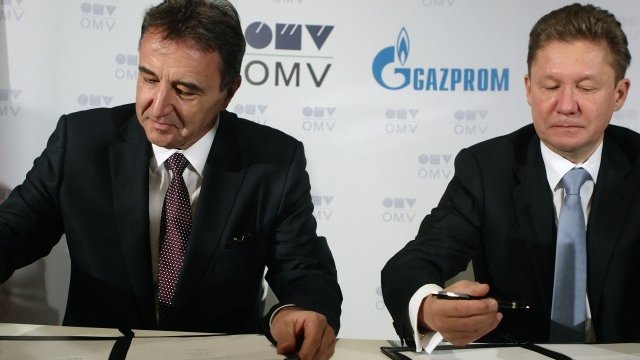 <p>
	Председателят на &bdquo;Газпром&ldquo; Алексей Милер (вдясно) и генералният директор на OMV Герхард Ройс подписват документа. <em>Снимка: Ройтерс</em></p>
