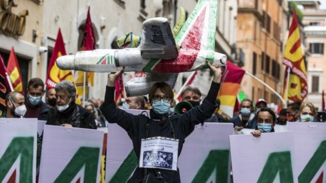 <p>
	<em>Протест на служители на Alitalia в подкрепа на компанията. Снимка: &nbsp;EPA/ANGELO CARCONI</em></p>
<p>
	&nbsp;</p>
