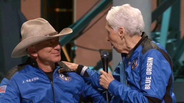 <p>
	Джеф Безос (<em>вляво) </em>след полета. <em>Снимка:&nbsp;&nbsp;EPA/BLUE ORIGIN / HANDOUT HANDOUT EDITORIAL USE ONLY/NO SALES</em></p>
