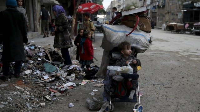 <p>
	Град Дума в близост до сирийската столица Дамаск. <em>Снимка: Ройтерс</em></p>
