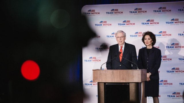 <p>
	Лидерът на мнозинството в Сената Мич Макконъл, републиканец от Кентъки, по време на изборно парти в Луисвил, Кентъки, САЩ, във вторник, 3 ноември 2020 г. &nbsp;<em>Снимка:&nbsp;Scotty Perry/Bloomberg</em></p>
