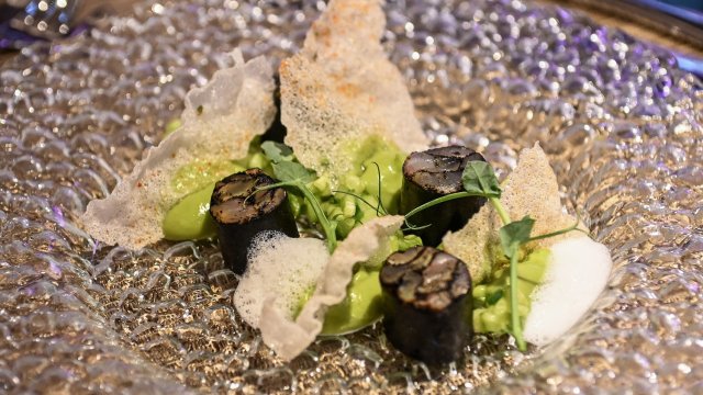Четиристепенното меню на шеф Александрова започна с пъстра мозайка от коджи лаврак, допълнена от уасаби-авокадо крем и маринована краставица. Снимка: Floret
