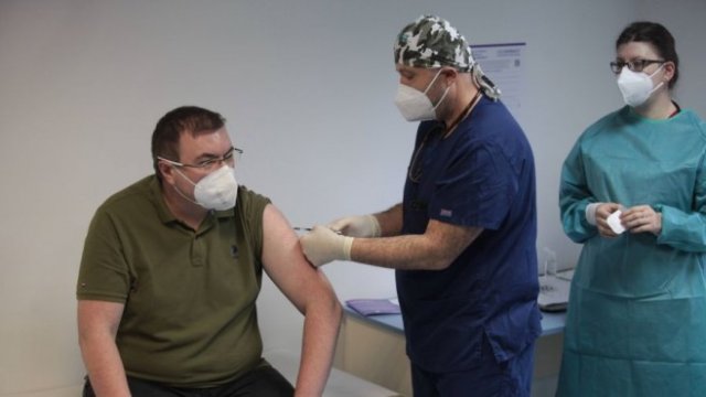 <p>
	Министър Костадин Ангелов по време на ваксинацията. <em>Снимка: Димитър Кьосемарлиев, Investor Media Group</em></p>
