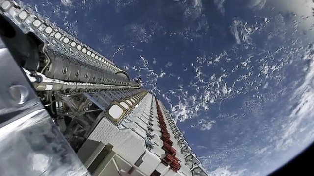 <p>
	Сателит на компанията на Мъск. <em>Снимка: &nbsp;SpaceX</em></p>
