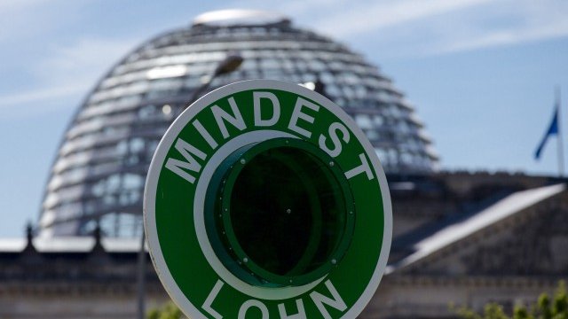 <p>
	Според данни на института IWH около една десета от работниците в Западна Германия печелят по-малко от 8,5 евро на час. В Източна Германия обаче делът им достига 25% от заетите. <em>Снимка: Ройтерс</em></p>
