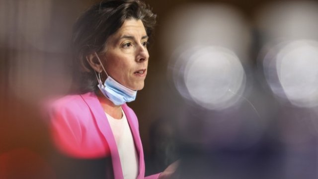 <p>
	Американският министър на търговията&nbsp;Джина Раймондо. <em>Снимка:&nbsp;Oliver Contreras/The Washington Post/Bloomberg</em></p>
