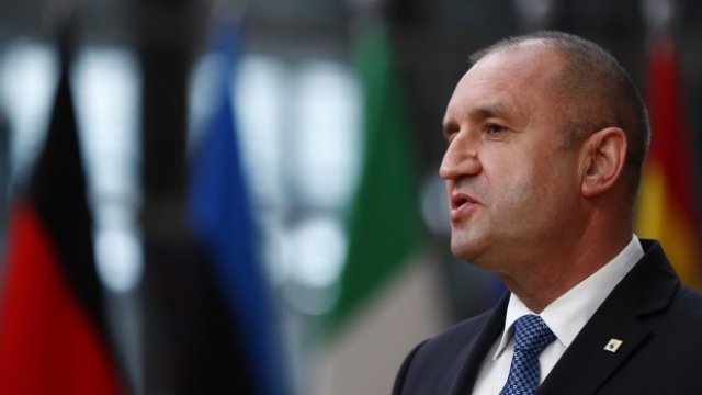 <p>
	Румен Радев в Брюксел преди началото на заседанието на Европейския съвет. <em>Снимка: БГНЕС</em></p>
