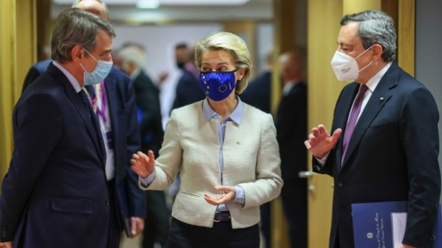 <p>
	Урсула фон дер Лайен, председател на Европейската комисия (в средата), говори с Давид Сасоли, председател на Европейския парламент (отляво) и Марио Драги, министър-председател на Италия, по време на кръгла маса на срещата на върха на лидерите на Европейския съюз в Брюксел, 24 май 2021 г. <em>&nbsp;Снимка:&nbsp;&nbsp;Dursun Aydemir/Anadolu/Blo