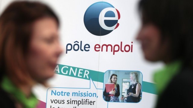 <p>
	Търсещи работа в Националната агенция по заетостта (Pole Emploi) в Ница. <em>Снимка: Ройтерс&nbsp;</em></p>
