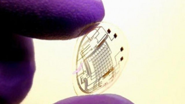 <p>
	В лещата е интегриран дисплей. <em style="font-family: Arial, Helvetica, sans-serif; text-align: left; font-size: small; ">Снимка: University of Washington</em></p>
