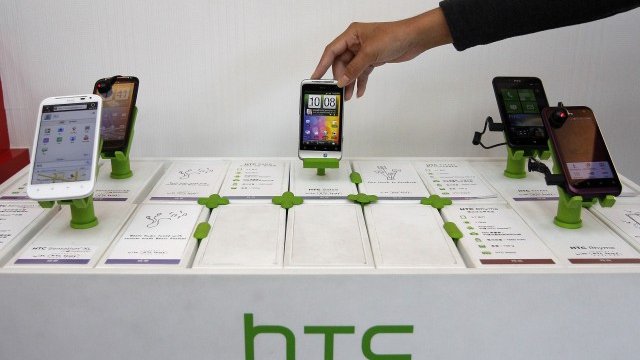 <p>
	HTC официално понижи очакваните си постъпления за Q4 до 2,6 млрд. евро.&nbsp;<em>Снимка: Ройтерс</em></p>
