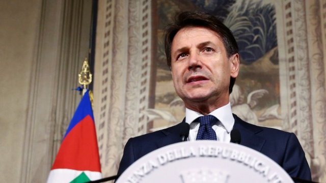 <p>
	Конте говори пред медиите в Рим. <em>Снимка: Ройтерс</em></p>
