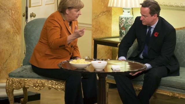 <p>
	Според Меркел самоизолацията няма да направи&nbsp;Великобритания по-щастлива. <em>Снимка: Ройтерс</em></p>
