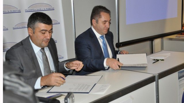 <p>
	Меморандумът беше подписан от главния изпълнителен директор на ББР Асен Ягодин и председателя на УС на асоциацията инж. Димитър Зоров. &nbsp;<em>Снимка: ББР</em></p>
