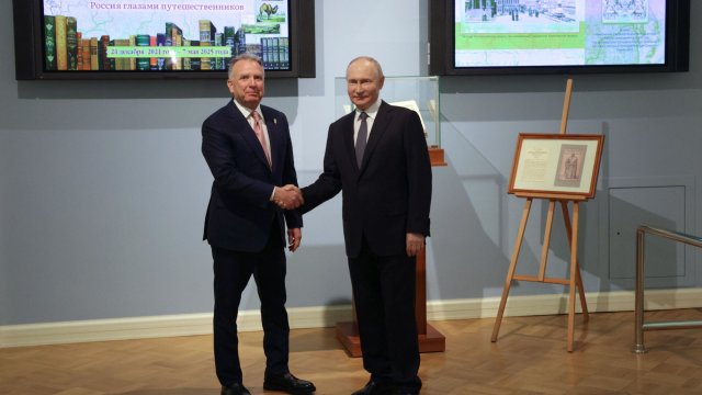 Специалният пратеник на президента на САЩ Доналд Тръмп Стив Уиткоф (вляво) и президентът на Русия Владимир Путин (вдясно). Снимка: ЕРА/Гавриил Григоров