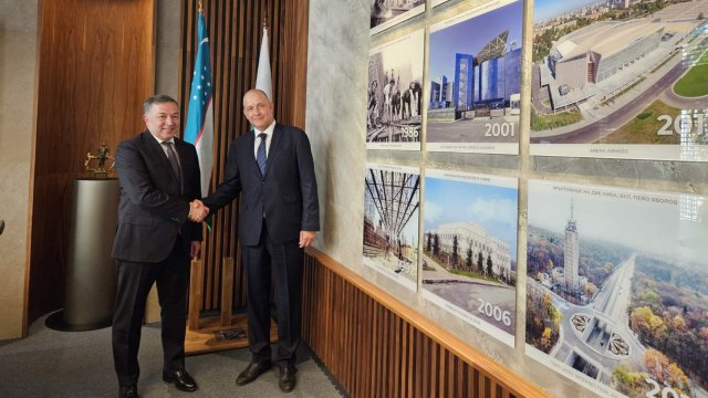 Бехзод Мусаев, министър на миграцията и директор на&nbsp;Агенцията по миграция на Узбекистан (вляво) и инж. Камен Пешов, председател на Надзорния съвет на &bdquo;Главболгарстрой Холдинг&ldquo; АД. Снимки:&nbsp;Главболгарстрой